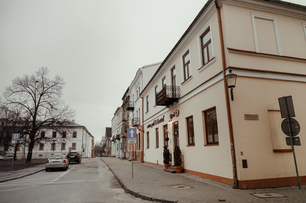 Rynek 6 Retro Pub & Hostel Radom Esterno foto